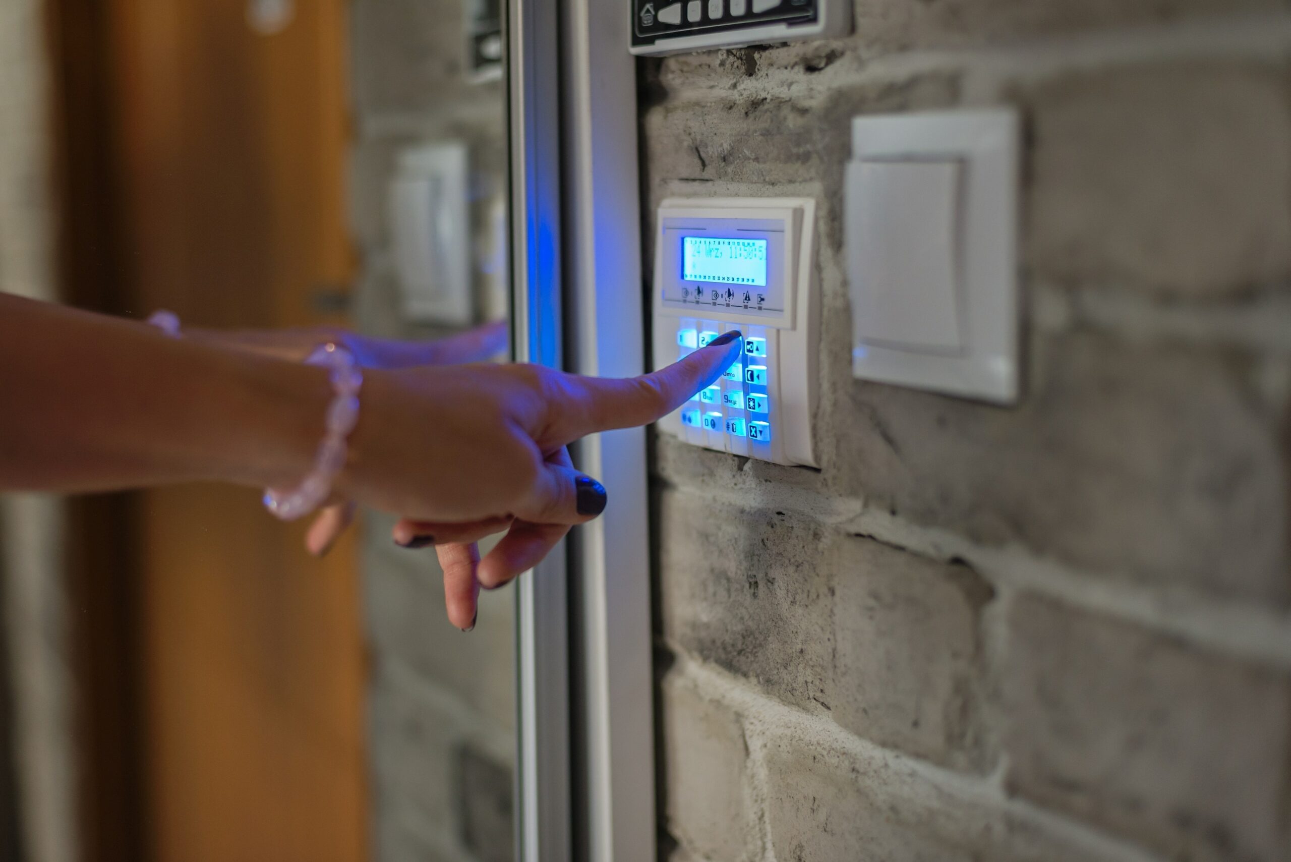 Home Alarm Systems Ottawa - AV Geeks HOME ALARM SYSTEMS-min